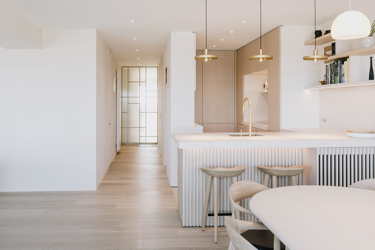 Keuken met messing pendels en houten maatwerk in Condo Vierboete
