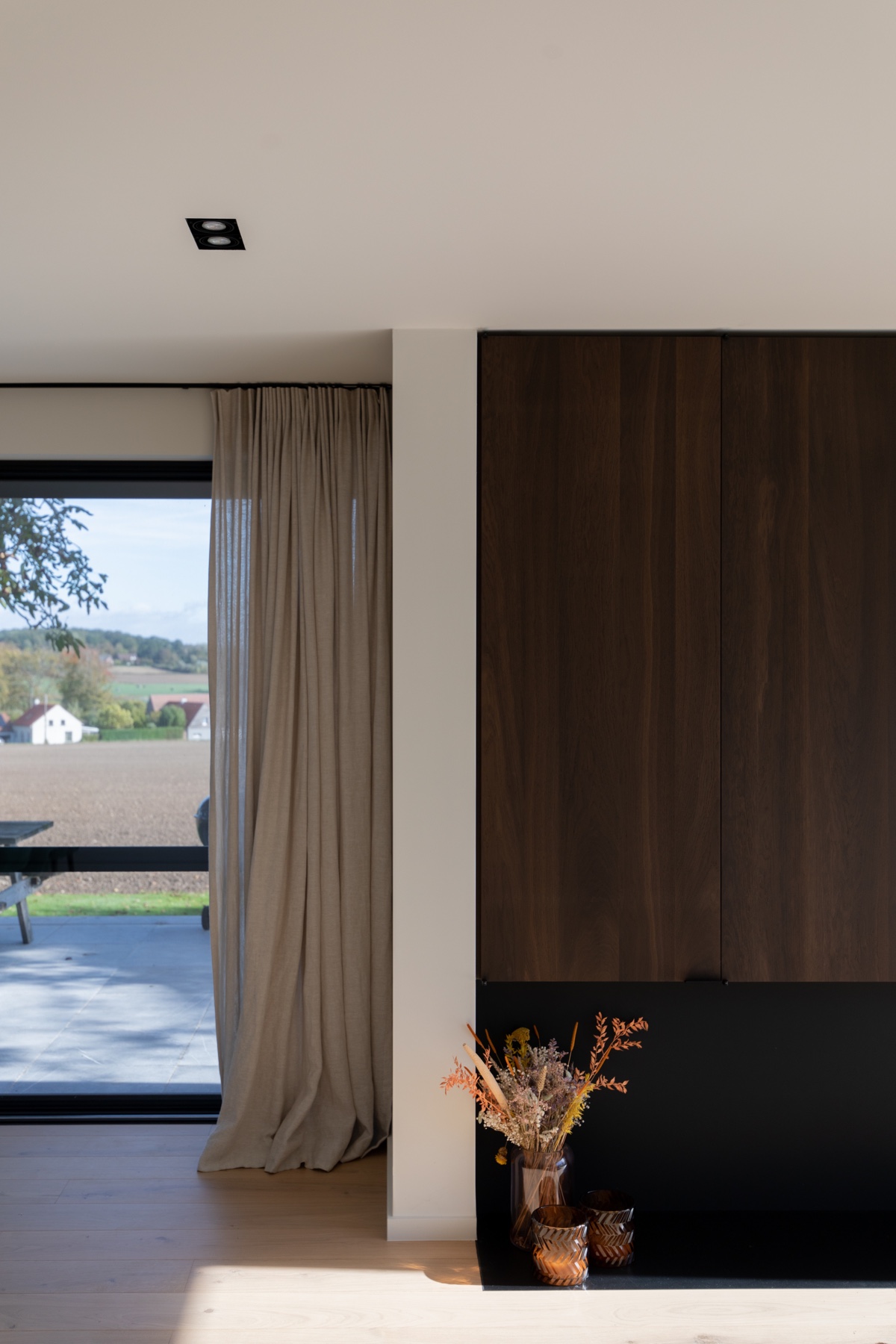 Houten haardwand, gordijn en tuinraam in House C