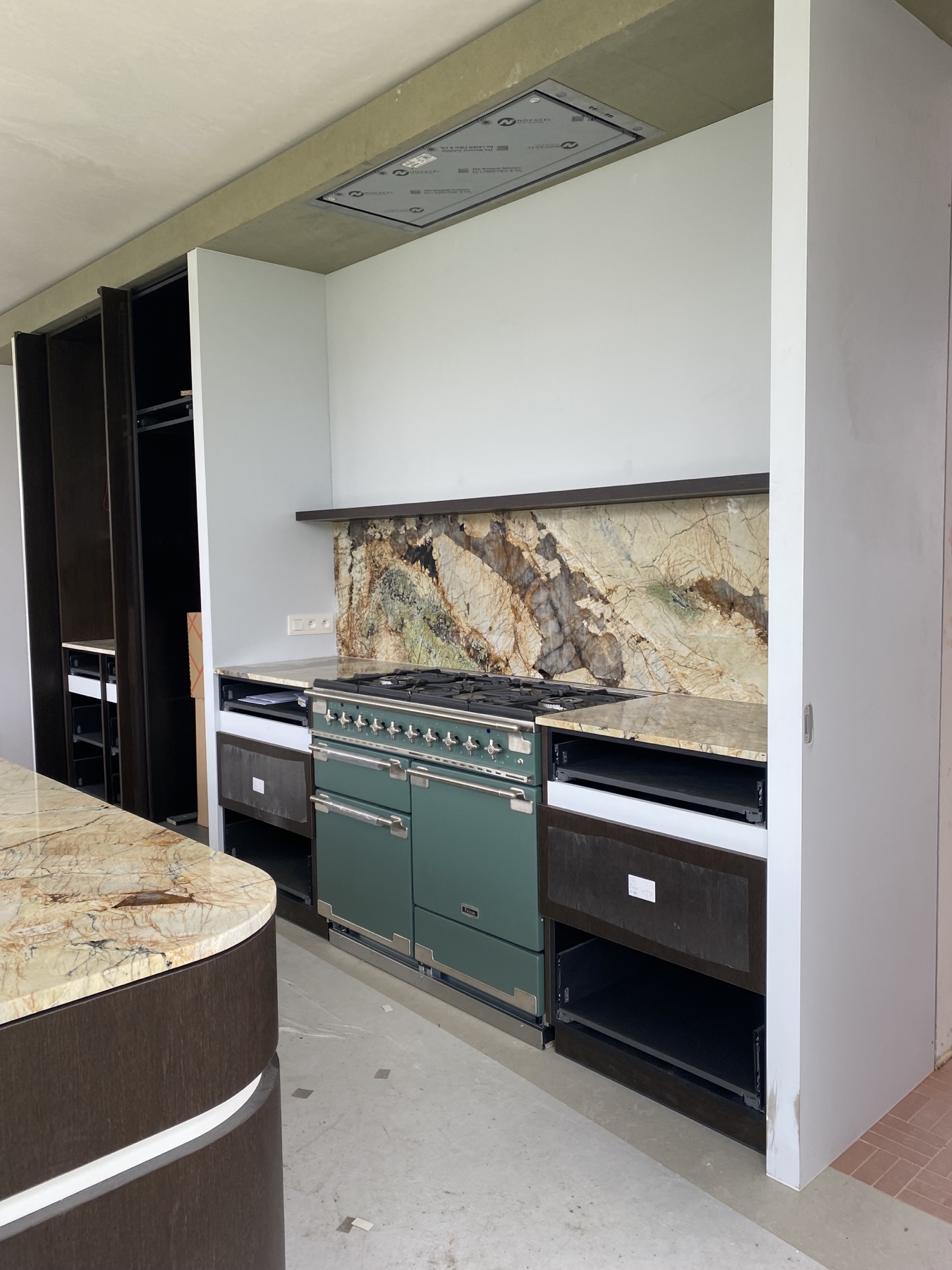 Echte werffoto van de keuken met geplaatste natuursteen en maatwerk tijdens de afwerking