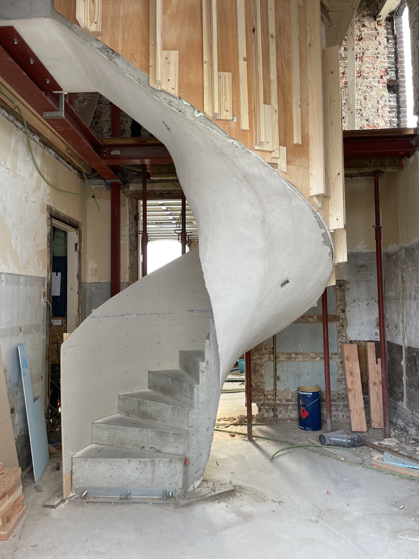 Echte werffoto van de gebogen betonnen trap in opbouw bij House DC