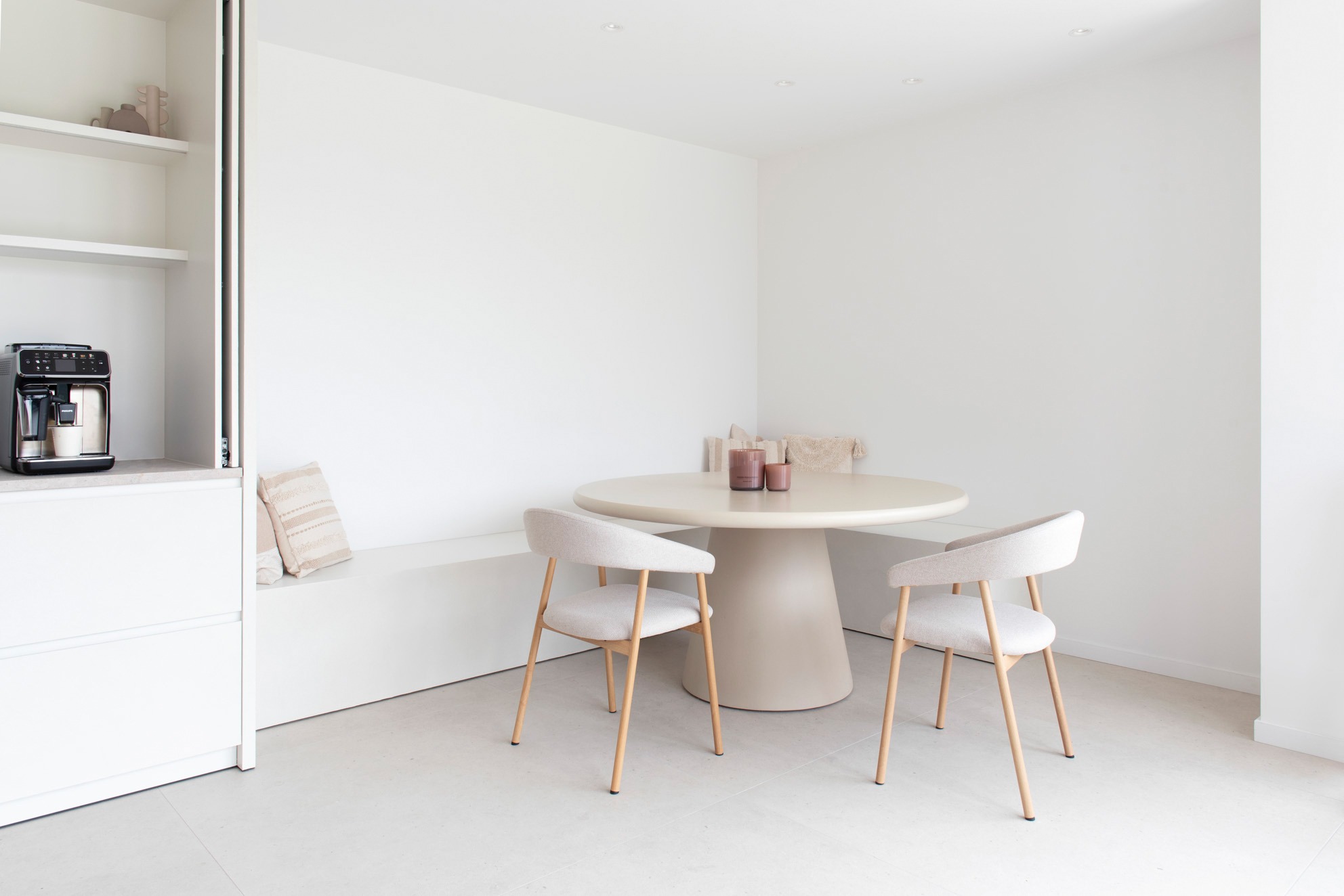 Ronde eettafel met geïntegreerde hoekbank in House DP