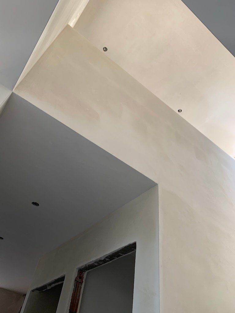 Detail van maatwerk en pleisterwerk in House M