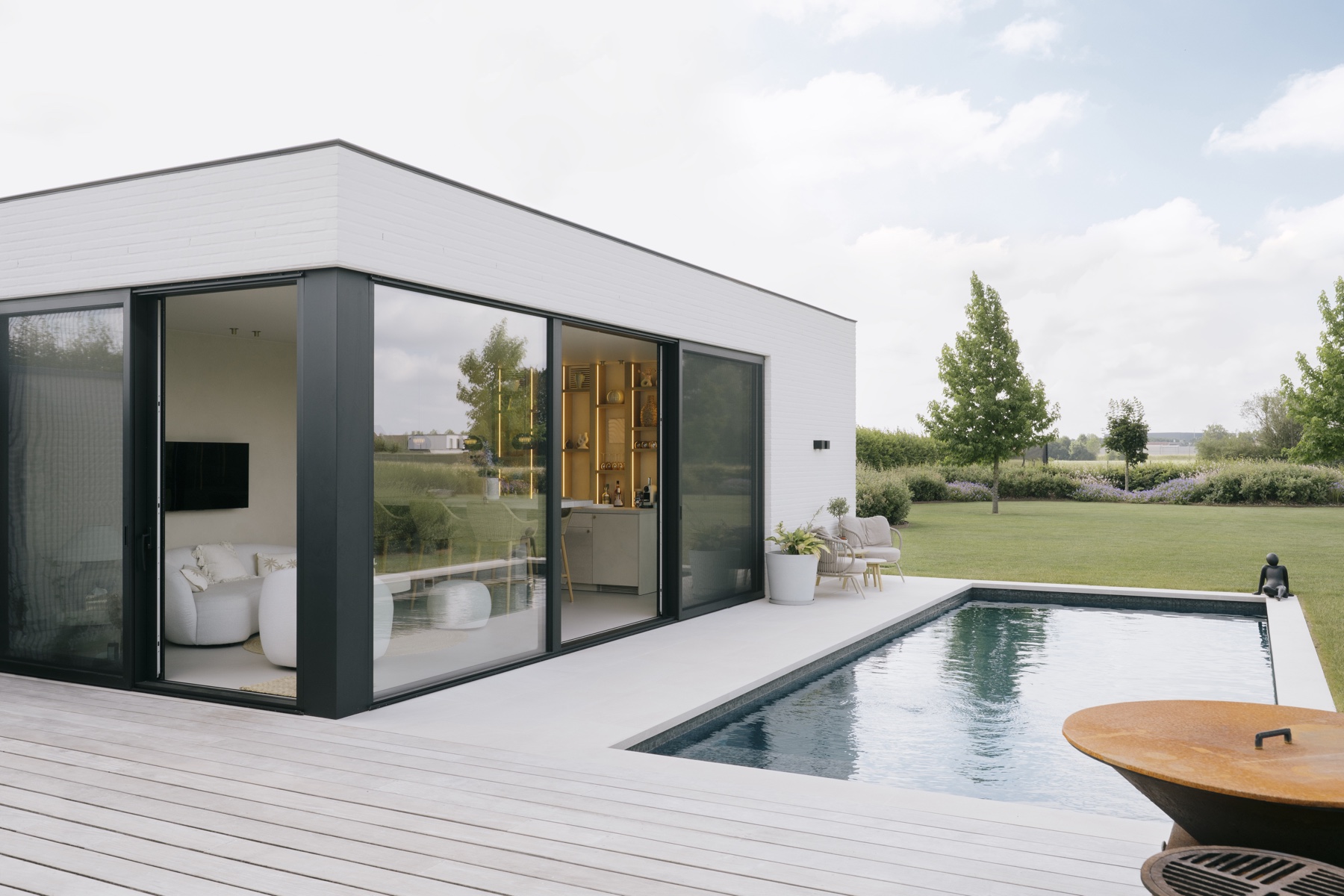 Poolhouse V met open schuiframen en warm interieur aan het zwembad